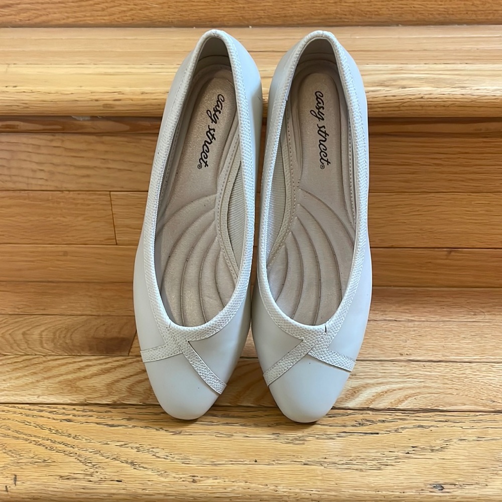 Easy Street White Cushion Padded Footbed Loafers Pumps Size 9W